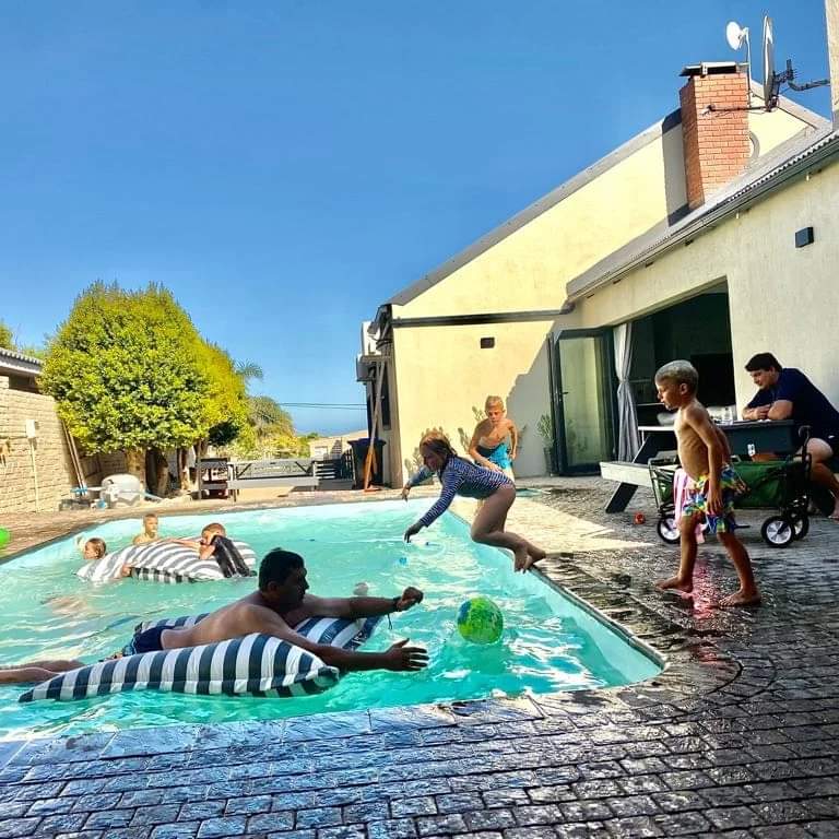 Pool pillow